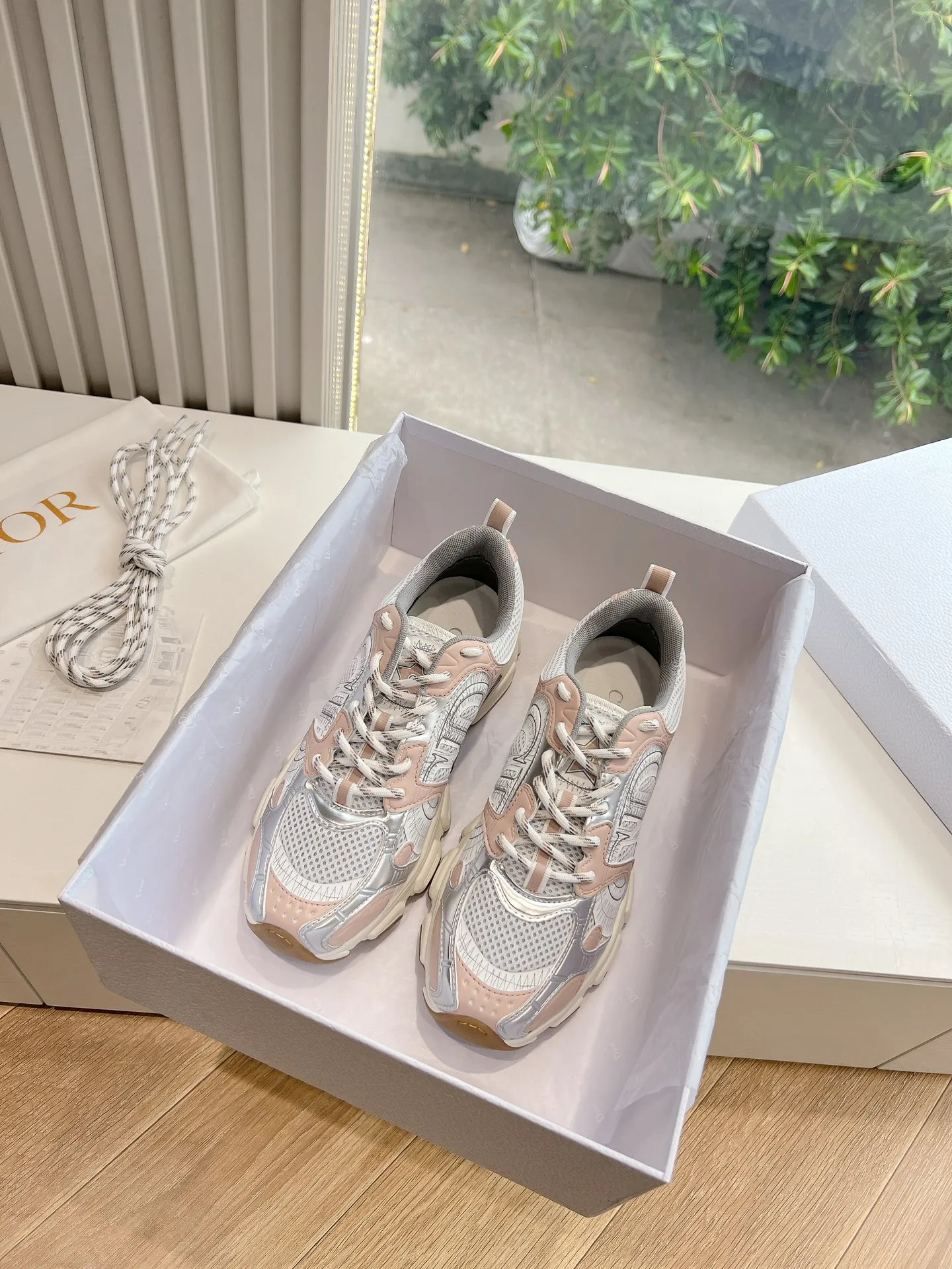 👟👟Ex-factory price 640👟👟 (Top version) Dior Chrono series sports shoes Purchased and developed in Taikoo Hui for RMB 18,200. This Dior chrono sports shoe continues the timeless silhouette and is carefully made of mesh, so it will be particularly comfortable on the feet. It is decorated with CD special craftsmanship logo to enhance the style. The lightweight style is matched with the "Christian Dior" logo thin sole, suitable for all seasons, and can be matched with all kinds of casual looks to add a finishing touch. Classic and super durable. Upper: cowhide stitching. Original molded outsole. Size: 35-41. Full set of counter synchronized gift box 💝 packaging